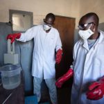 2 opérateurs préparent une solution chlorée à l'aide de WATA dans un centre de santé au Tchad