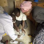 3 personnes lors d'une formation pour faire une solution chlorée à l'aide de WATA dans un centre de santé au Tchad